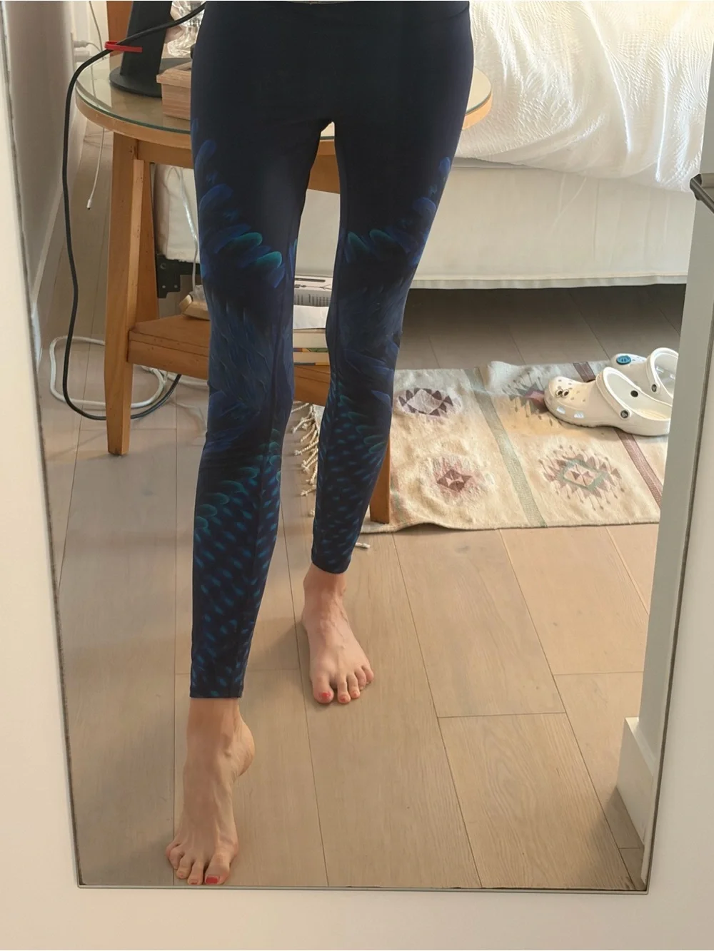 ALO Yoga Navy Blue Airbrush Leggings - blue feather print (Size M)